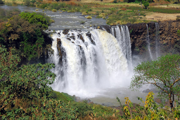 They say in the rainy season, the falls are up to 400m wide
