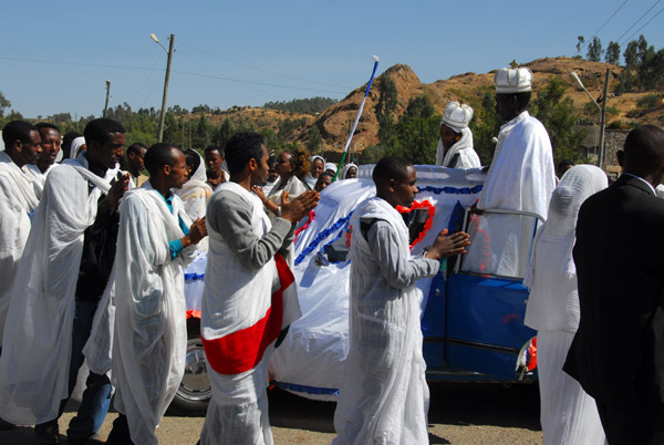 Circling the wedding car, Axum