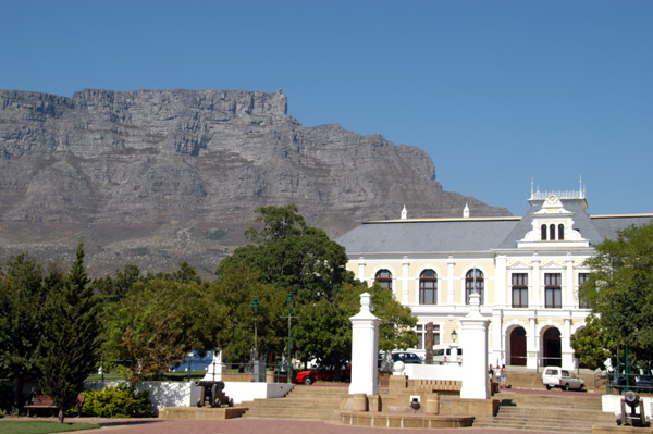 South African National Museum with Table Mountain