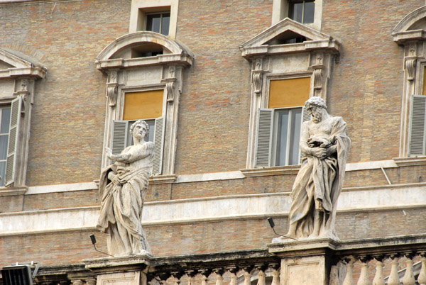 Statues of the colonnade with the Papal Palace