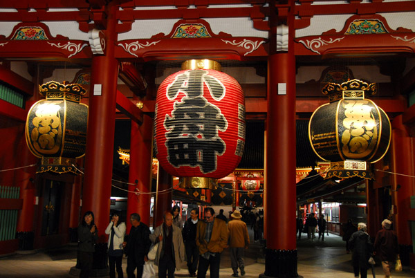 The lanterns of inner Treasure House Gate 宝蔵門 Hōzōmon