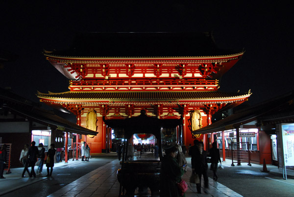 Hōzōmon illuminated at night, Sensō-ji