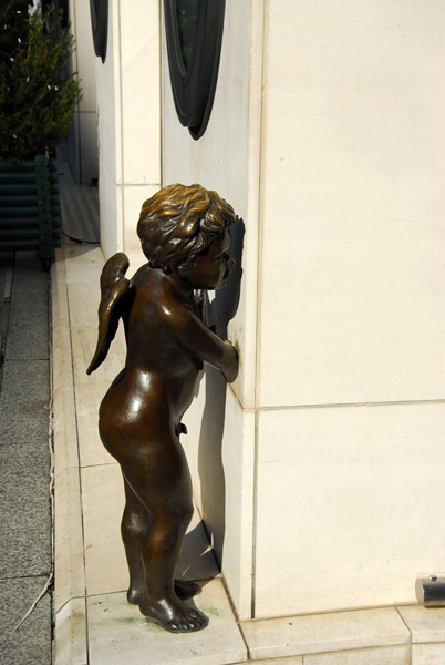 Cupid peers around a corner, Tokyo-Ginza