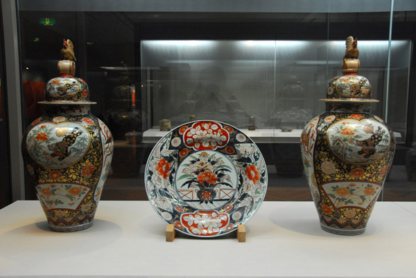 Imari ware floral pattern dish with two glazed enamel vases, Edo period, 18th C.
