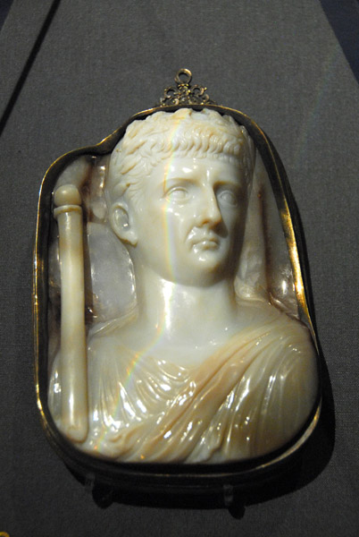 Onyx pendant with Emperor Claudius, ca 43 AD