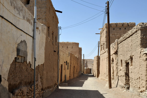It looks like most Omanis have abandoned the old town in favor of modern villas outside the town center