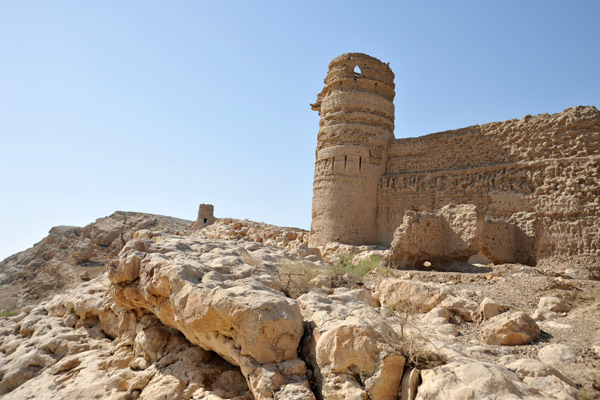 Outer wall and tower along the cliff of Al Selaif