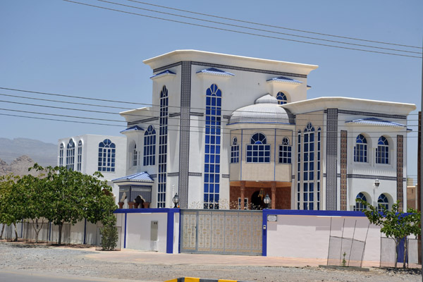 Al Hamra is the largest town close to Jabal Shams. The road to the top starts here.