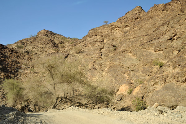 Soon, Oman Route 9 will be a nice paved road all the way from the Ibri-Rustaq Road to the Coastal Road just south of Sohar