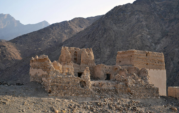 Ruins of a large house, Wadi Hawasinah