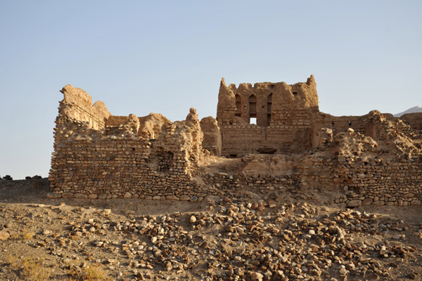 Ruins of a large house, Wadi Hawasinah