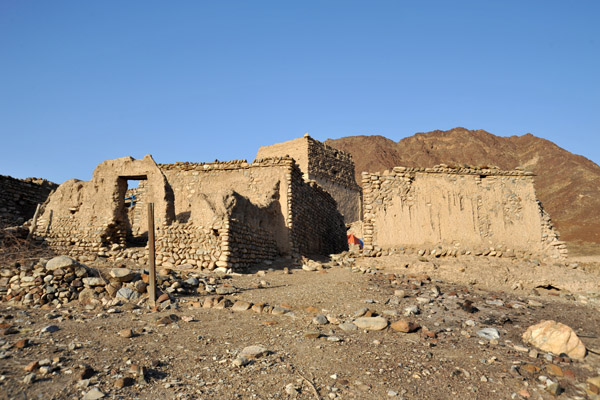 Partially ruined village, Wadi Hawasinah