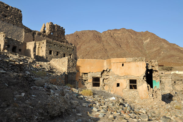 Partially ruined village, Wadi Hawasinah