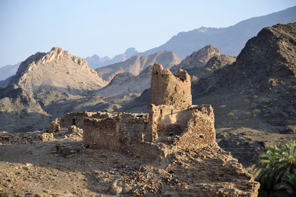 Ruins of a fort (N23 41.531/E56 55.086)