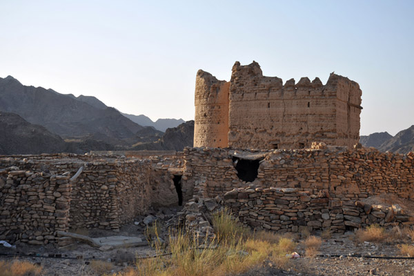 More ruins, Wadi Hawasinah