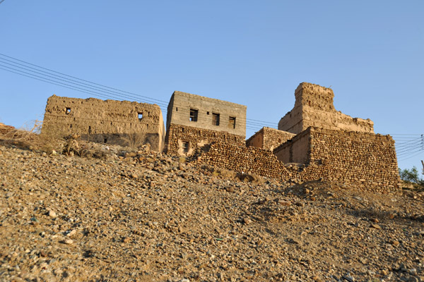 Ruins of a village (N23 42.217/E056 54.487)