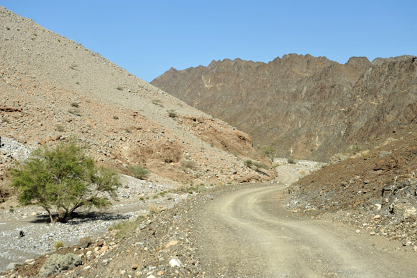 A short unpaved section of road south of Jabal Ghul