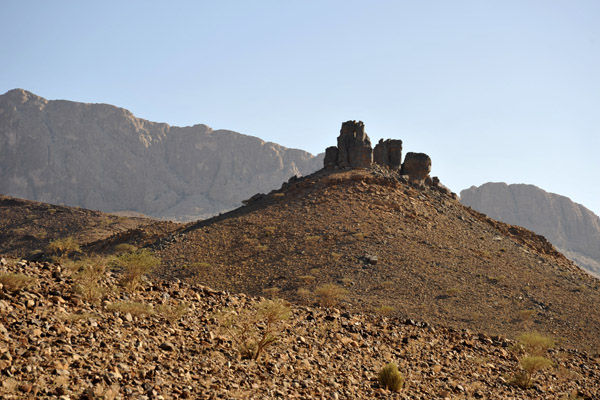 Castle-like rock formation along the road to Jabal Shams