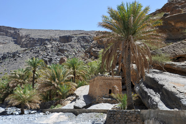 Primitive stone building, Al Hajir, Wadi An Nakhurl