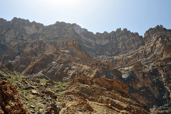 Looking up 1000m to where the clifftop viewpoints of Jabal Shams are