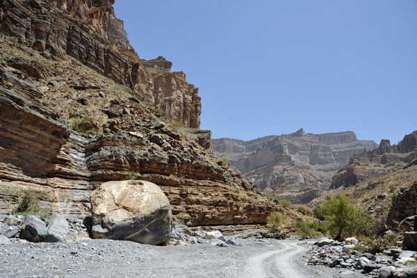 Nearing the village of Nakhur, the valley opens up