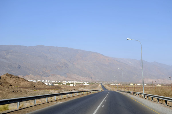 The road from Bahla to Nizwa