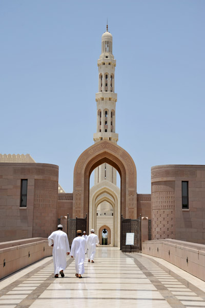 Crossing the bridge to the Sultan Qaboos Grand Mosque