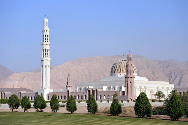 Sultan Qaboos Grand Mosque complex covers 40,000 square meters
