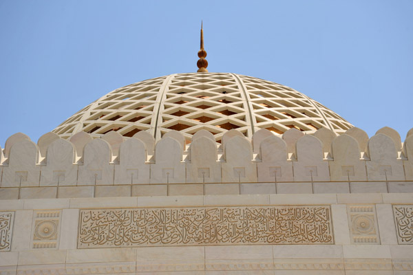 Dome of the main prayer hall with a Koranic inscription, Sultan Qaboos Grand Mosque