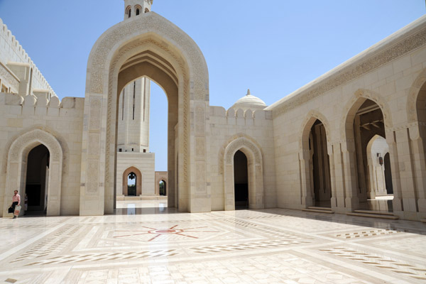 Entrance sahn (courtyard) Sultan Qaboos Grand Mosque