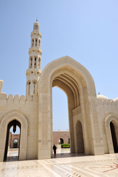 Entrance sahn (courtyard), Sultan Qaboos Grand Mosque