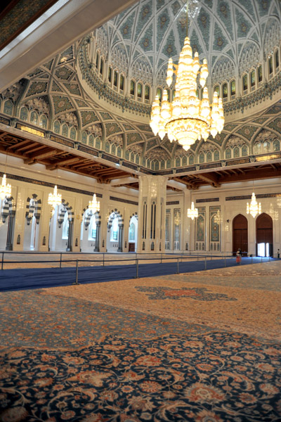 The carpet of the Sultan Qaboos Grand Mosque has 1.7 million knots and weighs 21 tons