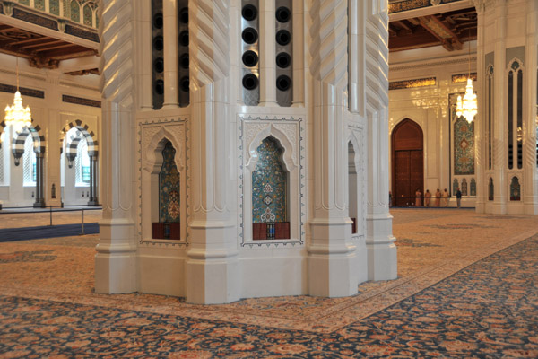 Pillar and carpet of the main prayer hall, Sultan Qaboos Grand Mosque