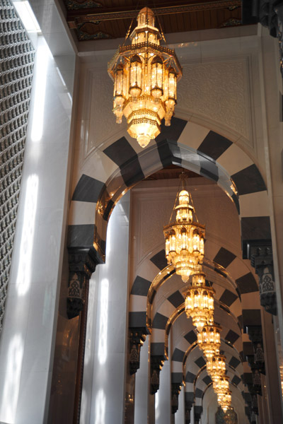 Arcade along the side of the main prayer hall