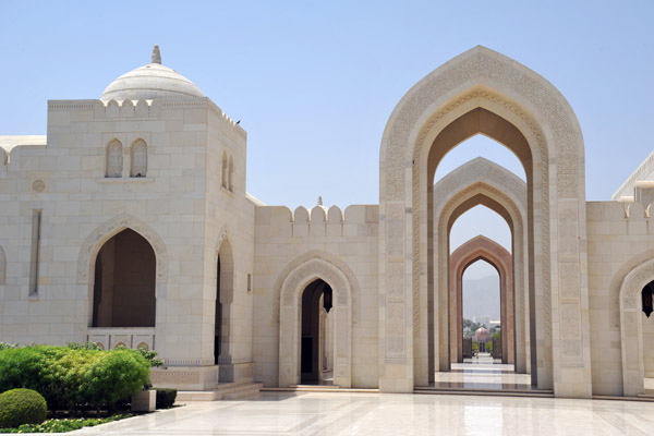 Alignment of three arches along the central axis, Sultan Qaboos Grand Mosque