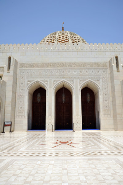Entrance sahn (courtyard), Sultan Qaboos Great Mosque