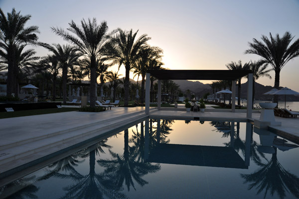 Pool and palms, Al Bustan Palace Hotel