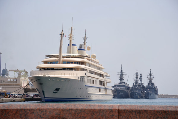 The royal yacht dwarfing a flotilla of visiting Japanese warships
