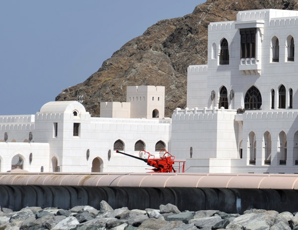 Modern anti-aircraft gun, Alam Palace, Muscat