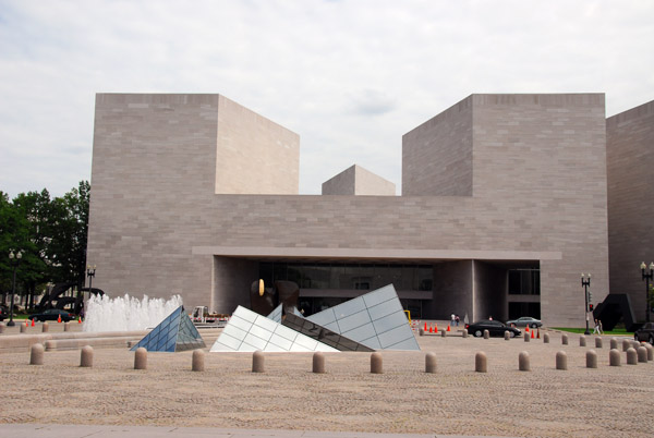 East wing of the National Gallery of Art housing the Smithsonian's modern art collection