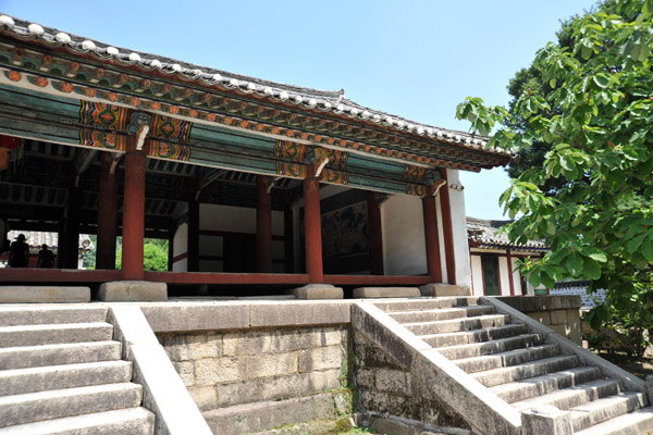 The Songgyungwan Confucian educational institute was first erected in 992 AD