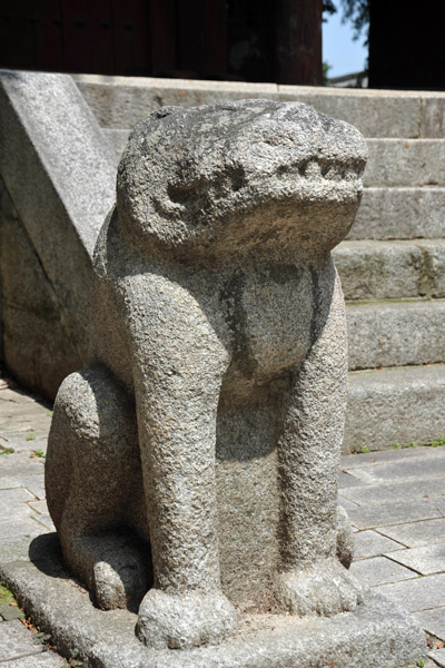 Sculpture by the gate to the Koryo Museum
