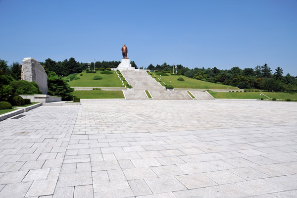 Plaza in front of the Kim Il Sung statue, Kaesong