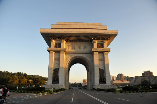 Kaeson Street leading to through the Arch of Triumph