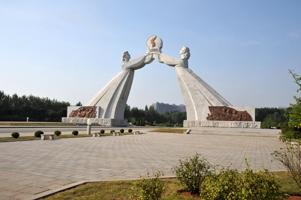 Monument to the 3-Charter of National Reunification, 2001