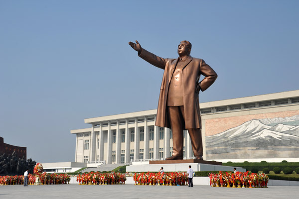 We were briefed in Beijing that this statue can only be photographed in its entirety