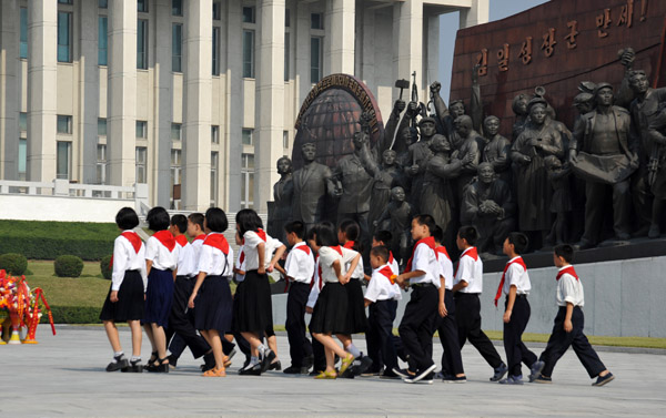 The Young Pioneers approach the statue of Kim Il Sung