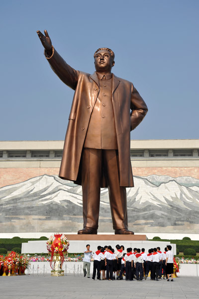 Young Pioneers at the statue of Kim Il Sung