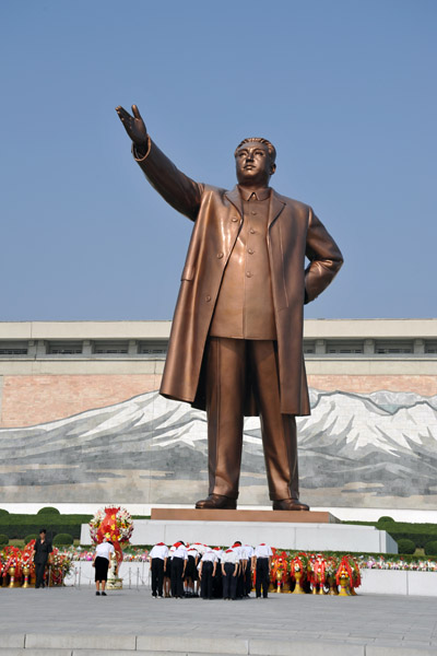 Young Pioneers bowing to the statue of Kim Il Sung