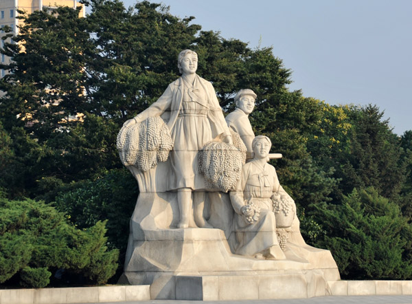 Statue group next to Juche Tower